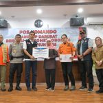 Gubernur Jawa Timur Serahkan Bantuan Rp3,8 Miliar untuk Aceh, Tinjau Penanganan Bencana Hidrometeorologi