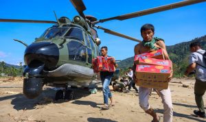 Dengan Heli TNI AU, Kak Na Tembus Pedalaman Lokop untuk Membawa Harapan bagi Korban Banjir Aceh Timur