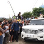 Gubernur Mualem Dampingi Presiden Prabowo Tinjau Jembatan Bailey Teupin Mane dan Pos Pengungsian di Bireuen