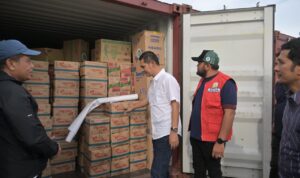 Pastikan Stok Logistik Aman, Sekda Aceh Tinjau Posko Pelabuhan Krueng Geukueh