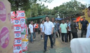 Sekda Aceh Tinjau dan Salurkan Bantuan Logistik di Posko Pengungsian di Aceh Utara