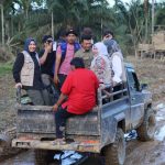 Kak Na Antar Bantuan Masa Panik ke Blang Seunong