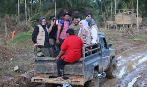 Kak Na Antar Bantuan Masa Panik ke Blang Seunong