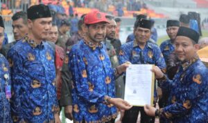 Di Tengah Hujan Deras, Mualem Serahkan SK PPPK Paruh Waktu untuk Ribuan Honorer