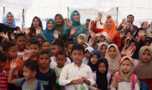 Tinjau Sekolah Darurat, Kak Na: Jaga Semangat Belajar Anak-Anak Kita