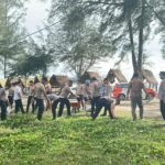 Polres Nagan Raya Gotong Royong Bersihkan Pantai Naga Permai