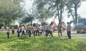 Polres Nagan Raya Gotong Royong Bersihkan Pantai Naga Permai