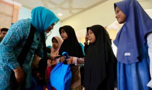 Kak Na Dampingi Ketum TP PKK Pusat Salurkan Bantuan ke Gampong Pante Baroe Kumbang