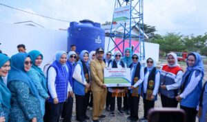 Kak Na Dampingi Ketum Seruni Salurkan Bantuan bagi Warga Terdampak Bencana di Pidie Jaya