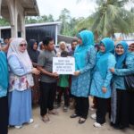 Marlina Muzakir Serahkan Bantuan Sapi Meugang di Sawang Aceh Utara