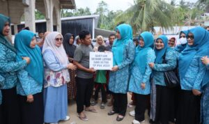 Marlina Muzakir Serahkan Bantuan Sapi Meugang di Sawang Aceh Utara