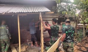 Wujudkan Hunian Layak, Satgas TMMD Ke-127 dan Warga Bahu-Membahu Rehab Rumah di Nagan Raya