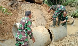 Perkuat Ketahanan Jalan, Satgas TMMD Ke-127 Pasang Gorong-Gorong di Jalur Ujung Blang–Pante Ara
