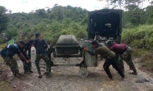 Akselerasi Infrastruktur, Satgas TMMD Ke-127 Turunkan Mesin Molen Guna Percepat Pengecoran Box Culvert