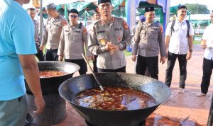 Pererat Silaturahmi, Kapolda Aceh Berbaur dengan Warga di Area Masak Kuah Beulangong
