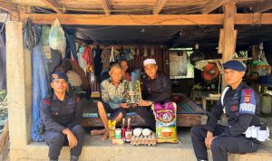 Hadirkan Senyum di Bulan Suci, Brimob Polda Aceh Bagikan Baju Lebaran dan Sembako di Nagan Raya