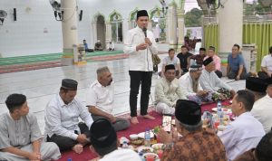 Momen Khidmat di Teupin Raya: Wagub Aceh Fadhlullah Buka Puasa Bersama Masyarakat dan Kenang Jasa Abu Razak