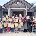 Sentuhan Kasih di Pengungsian: Marlina Muzakir Hibur dan Serahkan Baju Lebaran bagi Anak Korban Banjir