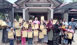 Sentuhan Kasih di Pengungsian: Marlina Muzakir Hibur dan Serahkan Baju Lebaran bagi Anak Korban Banjir