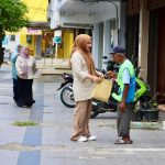 Menyusuri Sudut Kota, Marlina Muzakir Bagikan Daging Meugang dan Borong Dagangan Lansia