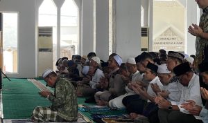 Tutup Ramadan di Kawasan Huntara, Wagub Aceh dan Mendagri Laksanakan Salat Jumat Bersama Warga Aceh Tamiang