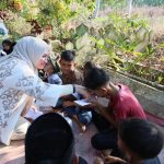 Momen Mudik ke Seunuddon, Marlina Muzakir Santuni Puluhan Anak Yatim dan Ziarah Makam Keluarga