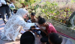 Momen Mudik ke Seunuddon, Marlina Muzakir Santuni Puluhan Anak Yatim dan Ziarah Makam Keluarga