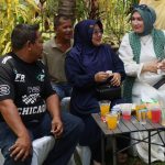 Momen Haru Idul Fitri: Marlina Muzakir Reuni dengan Sopir Truk Penolong Saat Banjir Bandang