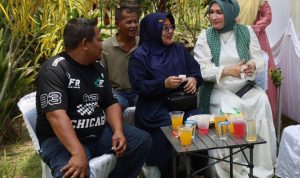 Momen Haru Idul Fitri: Marlina Muzakir Reuni dengan Sopir Truk Penolong Saat Banjir Bandang