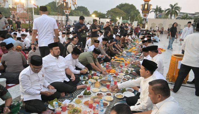 Ribuan Warga Hadiri Khanduri Nuzulul Qur’an di Masjid Raya Baiturrahman, Mendagri dan Mensos Turut Serta