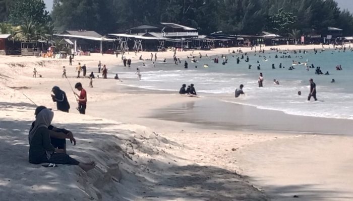 Eksotisme Pantai Lampuuk Jadi Magnet Utama Wisatawan pada Libur Idul Fitri 1447 H
