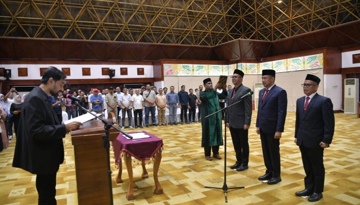 Lantik Tiga Kepala SKPA, Mualem Instruksikan Percepatan Serapan Anggaran dan Benahi Birokrasi