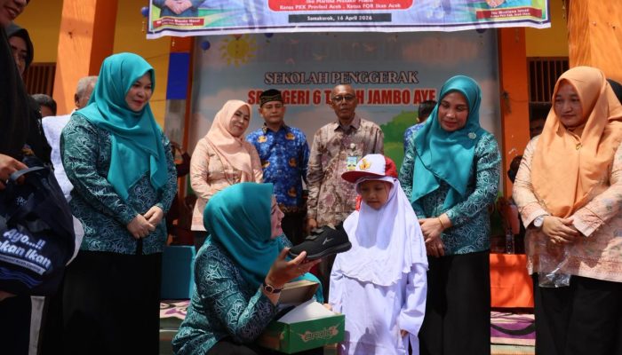 Menunaikan Janji, Bunda Guru Aceh Serahkan Seragam untuk Siswa Pedalaman Aceh Utara