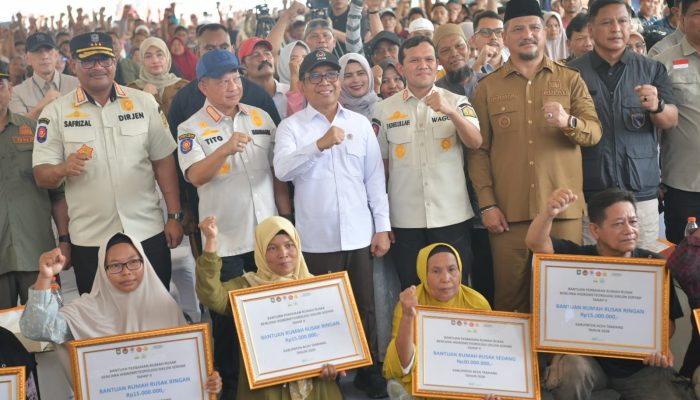 Percepat Pemulihan Pasca-Bencana, Wagub Aceh Bersama Menko PMK dan Mendagri Serahkan Bantuan Rumah di Aceh Tamiang