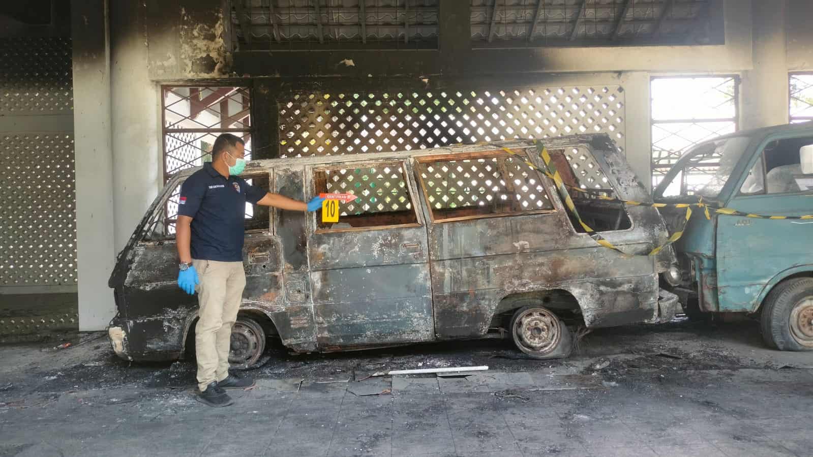 Mobil terbakar parah di Aceh, petugas memeriksa kerusakan kendaraan yang hangus terbakar.