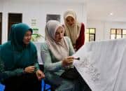 Dukung Perajin Lokal, Ketua Dekranasda Aceh Sumbang Canting Cap dan Mesin Tenun