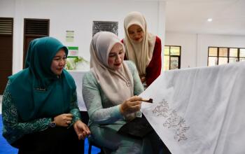 Dukung Perajin Lokal, Ketua Dekranasda Aceh Sumbang Canting Cap dan Mesin Tenun