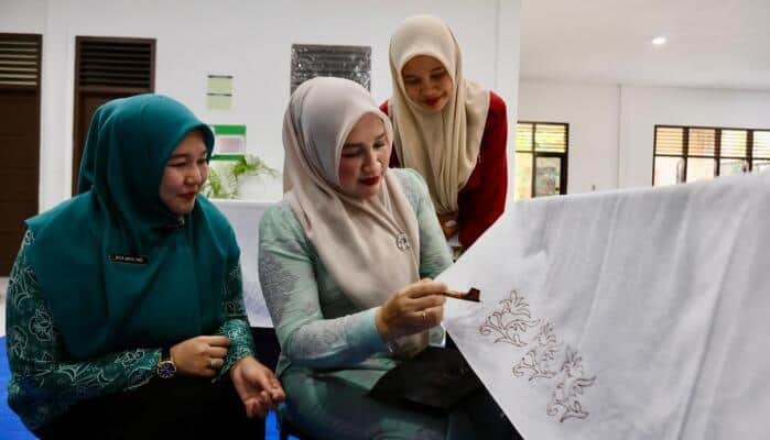 Dukung Perajin Lokal, Ketua Dekranasda Aceh Sumbang Canting Cap dan Mesin Tenun