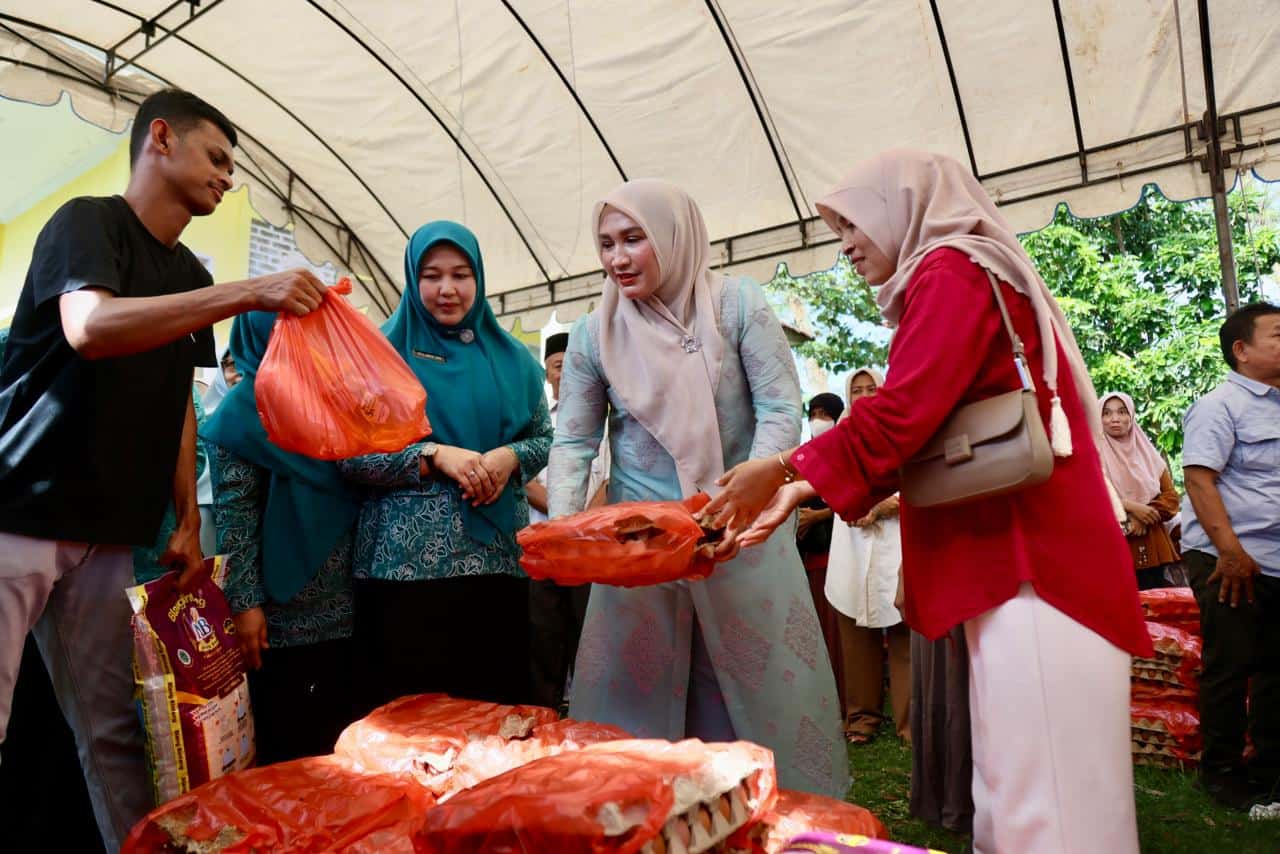 Masyarakat membeli ikan segar di pasar tradisional Aceh.