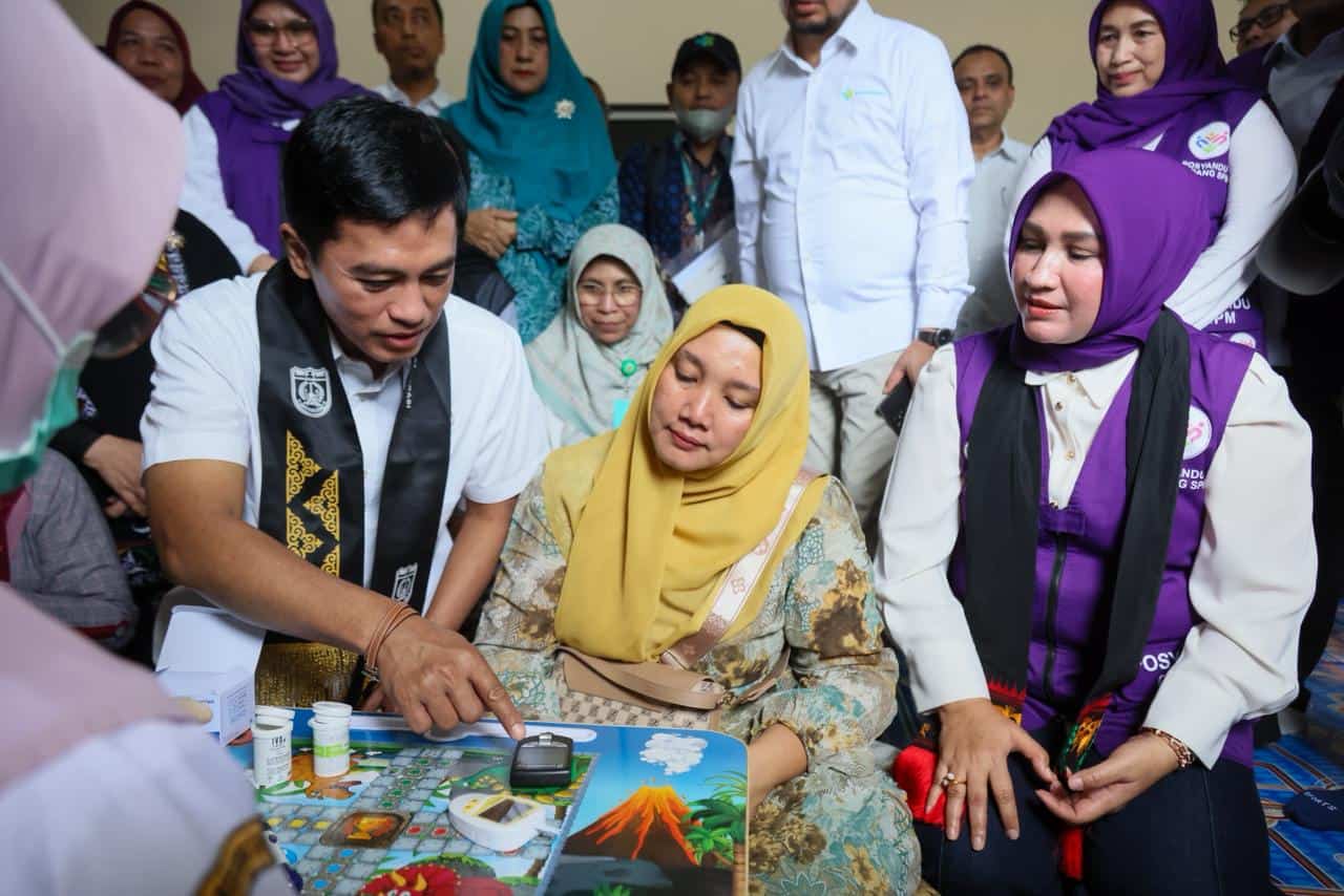 Pemandangan acara edukasi dan diskusi komunitas di Aceh dengan peserta dan pengunjung yang antusias.
