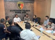 Pelaksanaan rapat di ruang Satreskrim Polresta Banda Aceh dengan anggota dan pejabat terkait.