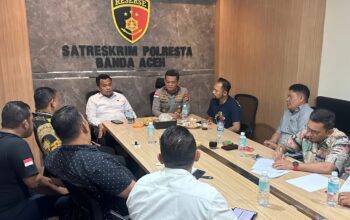 Pelaksanaan rapat di ruang Satreskrim Polresta Banda Aceh dengan anggota dan pejabat terkait.