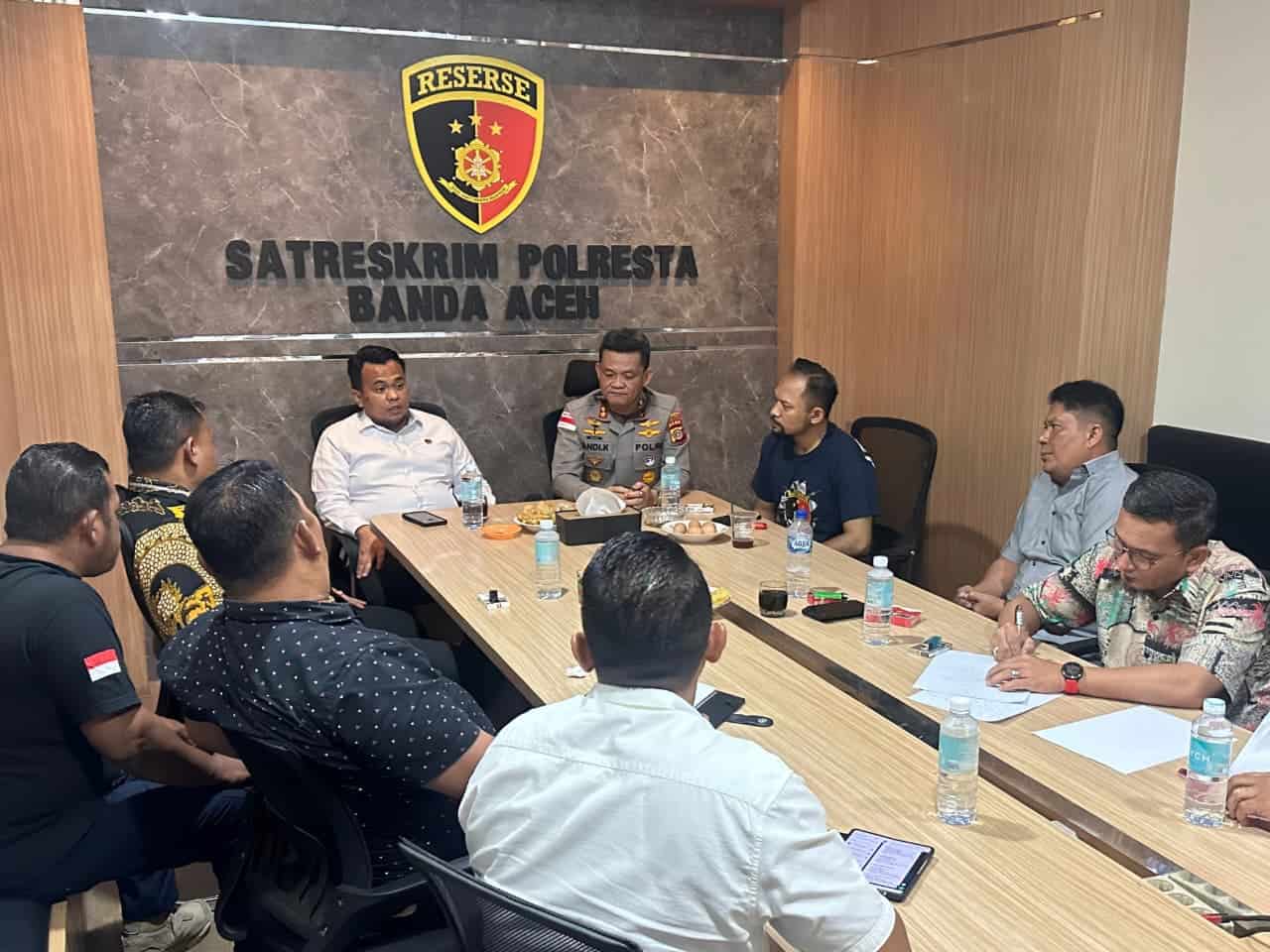 Pelaksanaan rapat di ruang Satreskrim Polresta Banda Aceh dengan anggota dan pejabat terkait.