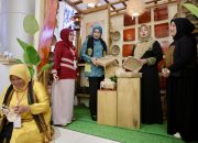 Ketua Dekranasda Aceh Tinjau Stand Produk Unggulan di HUT Dekranas ke-46