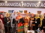 Ketua Harian Dekranas Serukan Aceh Bangkit Saat Kunjungi Stan Dekranasda Aceh