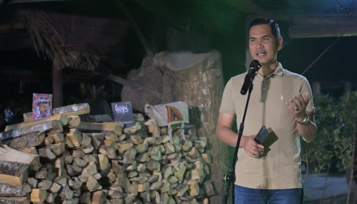 Kayu Bakar, Kopi, dan Puisi yang Menolak Basa-Basi