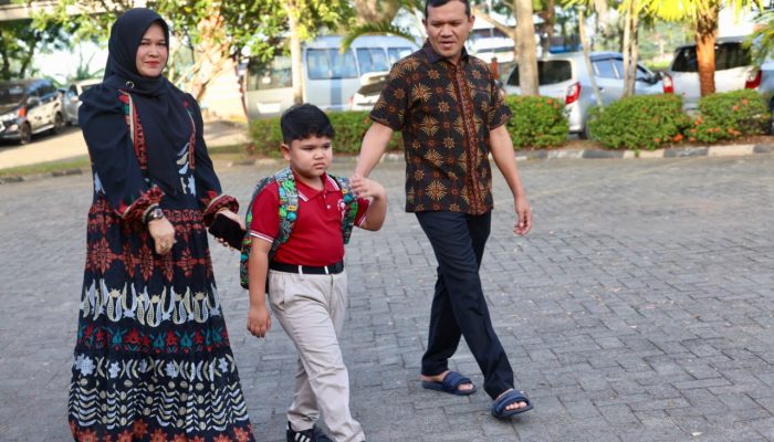 Wagub Fadhlullah Antar Putra di Hari Pertama Sekolah, Dukung GAMAS