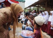 Kak Na Bagikan Seragam untuk Siswa Sekolah Darurat Pantan Nangka