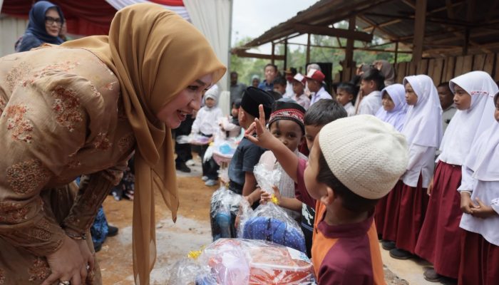 Kak Na Bagikan Seragam untuk Siswa Sekolah Darurat Pantan Nangka