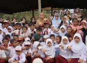 Marlina Muzakir Sapa Warga Huntara Blang Rakal dan Salurkan Bantuan